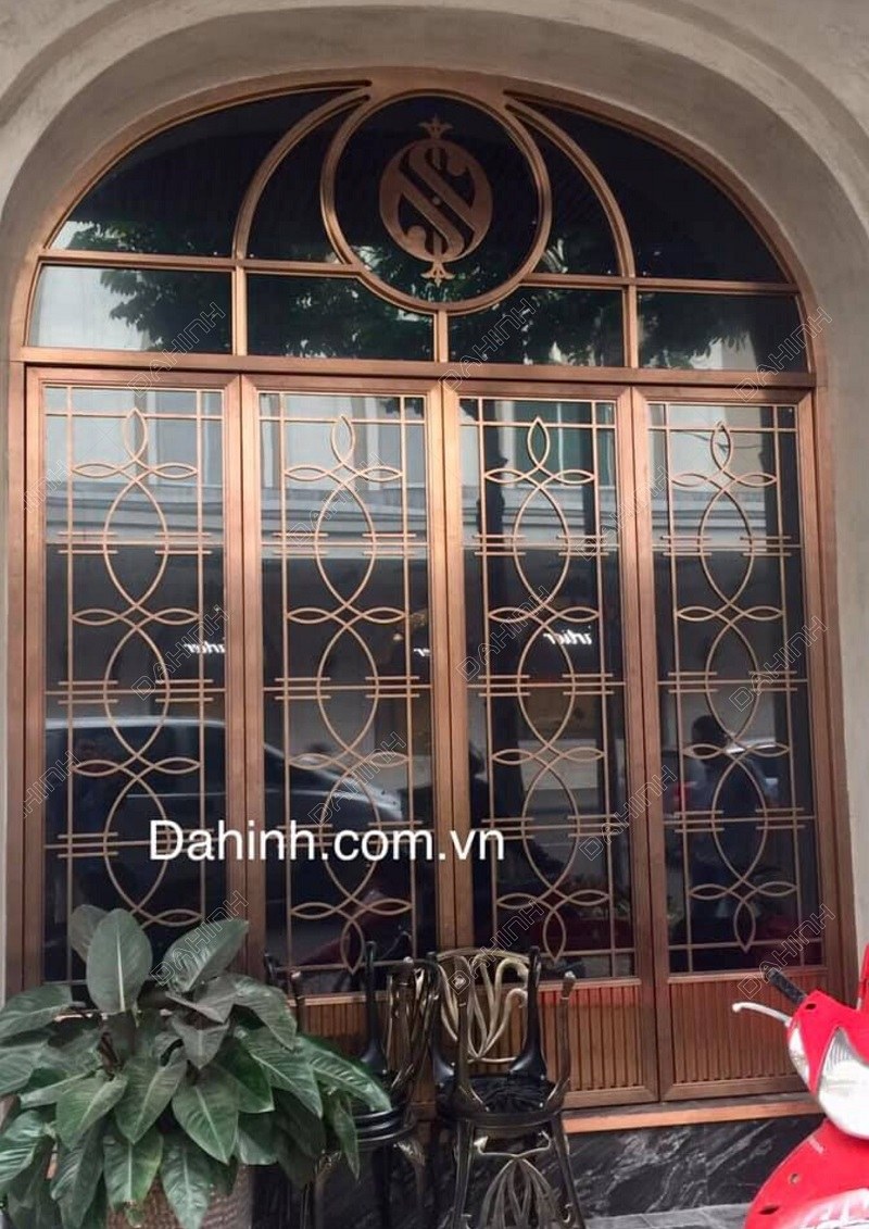 Gia công cửa inox mạ vàng PVD sang trọng, đẳng cấp